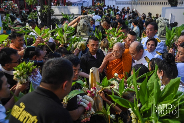 พุทธศาสนิกชนร่วมตักบาตรดอกไม้ ที่วัดบวรนิเวศวิหาร