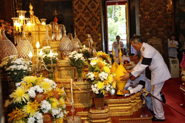 สมเด็จพระเจ้าอยู่หัว เสด็จพระราชดำเนินทรงบำเพ็ญพระราชกุศล ณ พระอุโบสถ วัดบวรนิเวศวิหาร