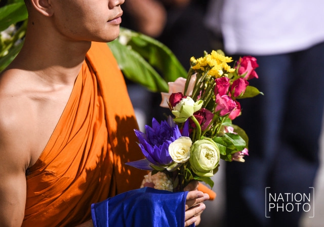 พุทธศาสนิกชนร่วมตักบาตรดอกไม้ ที่วัดบวรนิเวศวิหาร