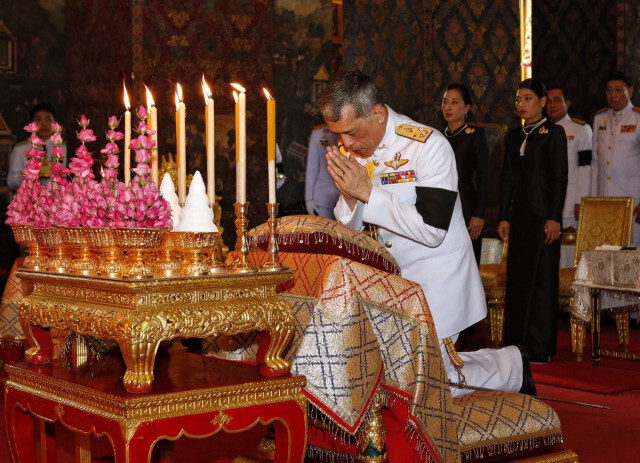 สมเด็จพระเจ้าอยู่หัว เสด็จพระราชดำเนินทรงบำเพ็ญพระราชกุศล ณ พระอุโบสถ วัดบวรนิเวศวิหาร