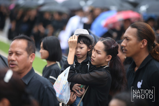 ประชาชนเข้ากราบสักการะพระบรมศพ รัชกาลที่ 9