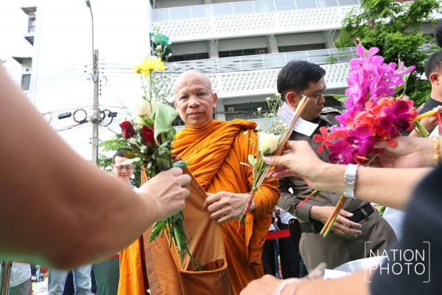 ประเพณีเดินเทียนและตักบาตรดอกไม้วัดราชบพิธสถิตมหาสีมาราม ประจำปี 2560