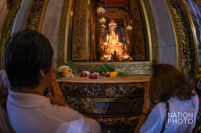 พุทธศาสนิกชนร่วมตักบาตรดอกไม้ ที่วัดบวรนิเวศวิหาร