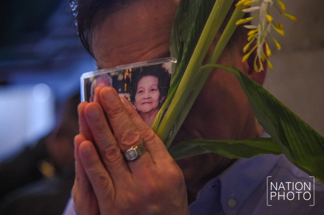 พุทธศาสนิกชนร่วมตักบาตรดอกไม้ ที่วัดบวรนิเวศวิหาร