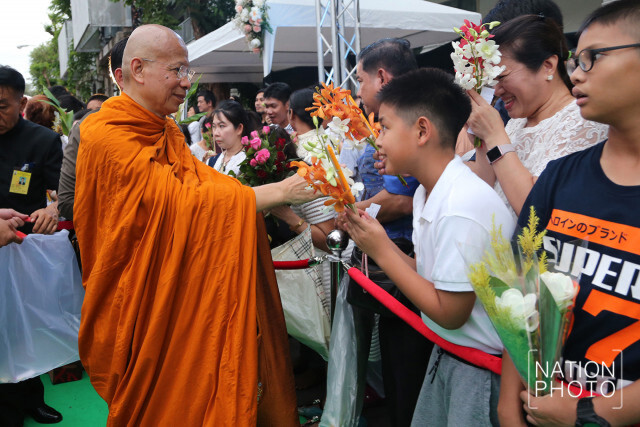 ประเพณีเดินเทียนและตักบาตรดอกไม้วัดราชบพิธสถิตมหาสีมาราม ประจำปี 2560