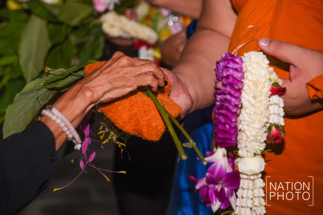 พุทธศาสนิกชนร่วมตักบาตรดอกไม้ ที่วัดบวรนิเวศวิหาร