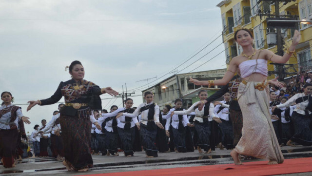ชาวนครพนมแห่ชม! 'แต้ว ณฐพร' รำบวงสรวง
