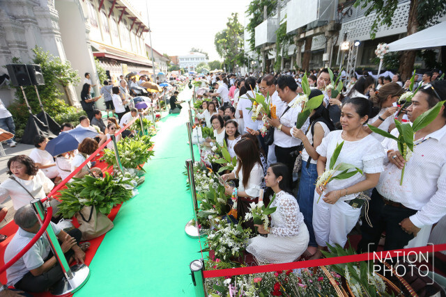 ประเพณีเดินเทียนและตักบาตรดอกไม้วัดราชบพิธสถิตมหาสีมาราม ประจำปี 2560