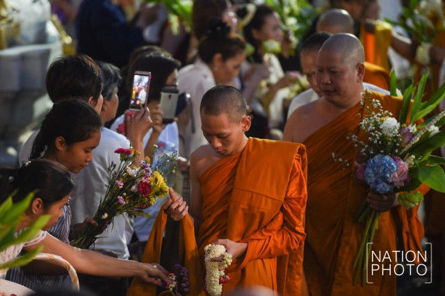 พุทธศาสนิกชนร่วมตักบาตรดอกไม้ ที่วัดบวรนิเวศวิหาร