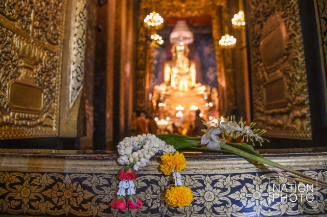 พุทธศาสนิกชนร่วมตักบาตรดอกไม้ ที่วัดบวรนิเวศวิหาร