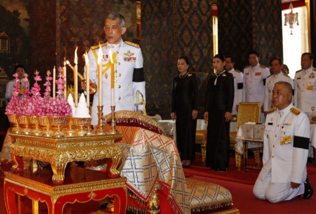 สมเด็จพระเจ้าอยู่หัว เสด็จพระราชดำเนินทรงบำเพ็ญพระราชกุศล ณ พระอุโบสถ วัดบวรนิเวศวิหาร