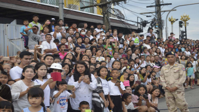 ชาวนครพนมแห่ชม! 'แต้ว ณฐพร' รำบวงสรวง