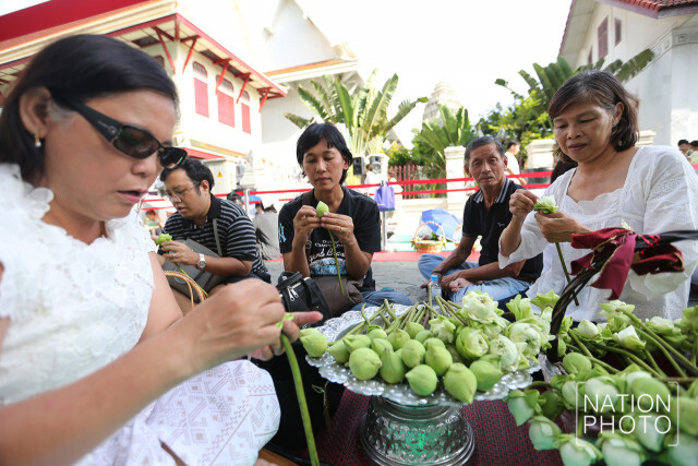 ประเพณีเดินเทียนและตักบาตรดอกไม้วัดราชบพิธสถิตมหาสีมาราม ประจำปี 2560
