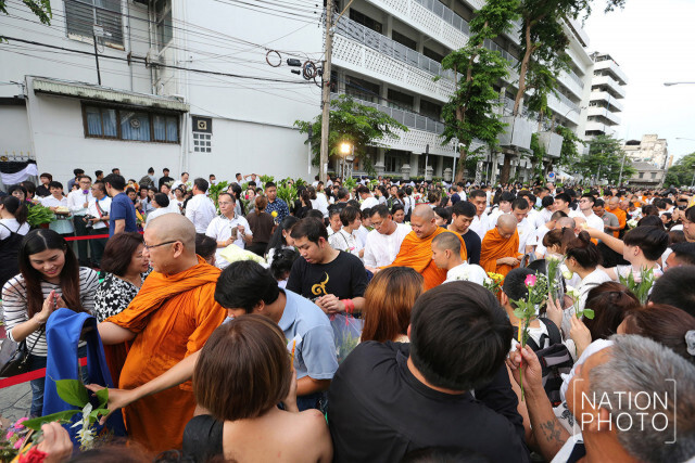 ประเพณีเดินเทียนและตักบาตรดอกไม้วัดราชบพิธสถิตมหาสีมาราม ประจำปี 2560