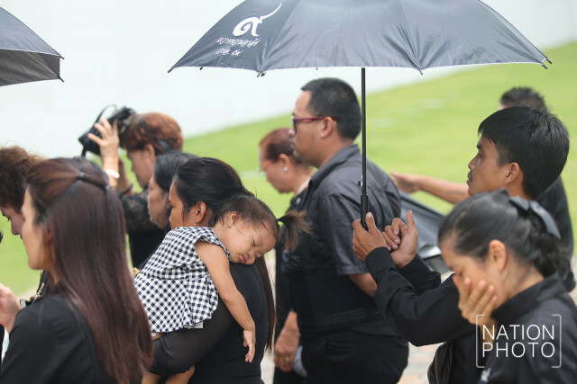 ประชาชนเข้ากราบสักการะพระบรมศพ รัชกาลที่ 9