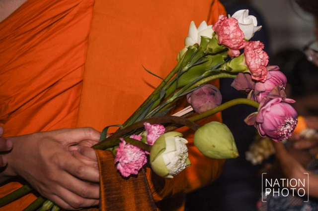 พุทธศาสนิกชนร่วมตักบาตรดอกไม้ ที่วัดบวรนิเวศวิหาร