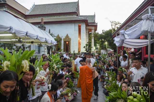 พุทธศาสนิกชนร่วมตักบาตรดอกไม้ ที่วัดบวรนิเวศวิหาร