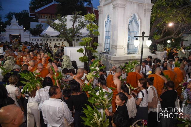 พุทธศาสนิกชนร่วมตักบาตรดอกไม้ ที่วัดบวรนิเวศวิหาร