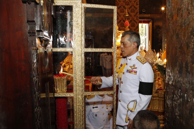 สมเด็จพระเจ้าอยู่หัว เสด็จพระราชดำเนินทรงบำเพ็ญพระราชกุศล ณ พระอุโบสถ วัดบวรนิเวศวิหาร