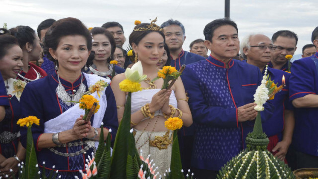 ชาวนครพนมแห่ชม! 'แต้ว ณฐพร' รำบวงสรวง