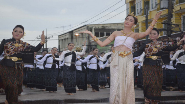 ชาวนครพนมแห่ชม! 'แต้ว ณฐพร' รำบวงสรวง