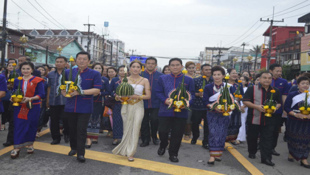 ชาวนครพนมแห่ชม! 'แต้ว ณฐพร' รำบวงสรวง
