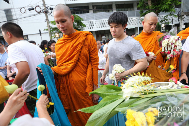 ประเพณีเดินเทียนและตักบาตรดอกไม้วัดราชบพิธสถิตมหาสีมาราม ประจำปี 2560