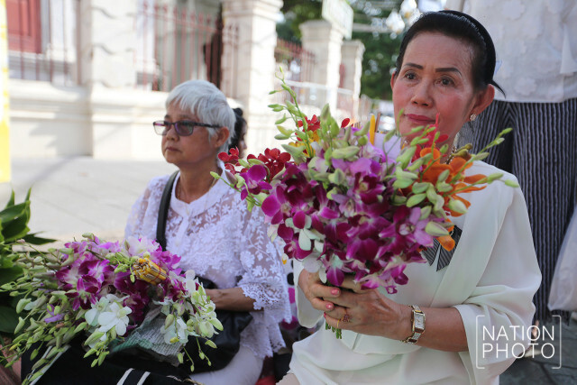 ประเพณีเดินเทียนและตักบาตรดอกไม้วัดราชบพิธสถิตมหาสีมาราม ประจำปี 2560