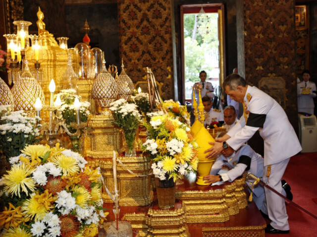 สมเด็จพระเจ้าอยู่หัว เสด็จพระราชดำเนินทรงบำเพ็ญพระราชกุศล ณ พระอุโบสถ วัดบวรนิเวศวิหาร