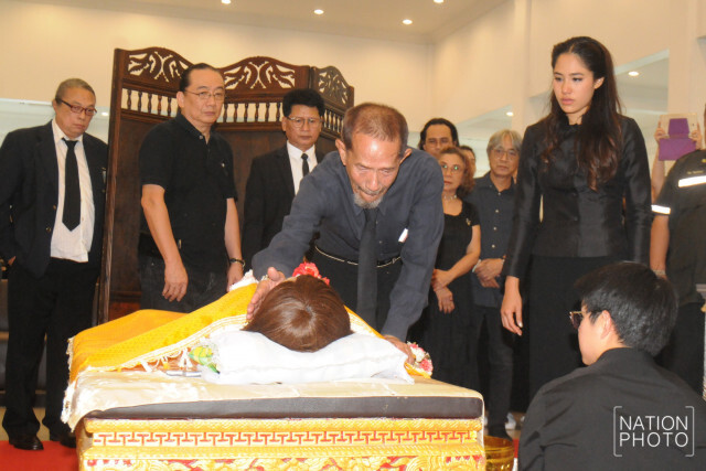 (ภาพชุด) ศิลปิน ดารา ร่วมรดน้ำศพ  #แหวนฐิติมา