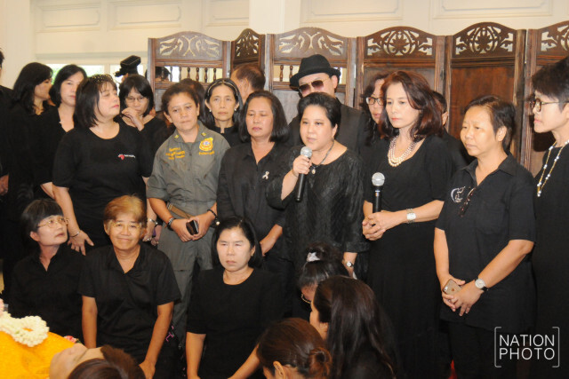 (ภาพชุด) ศิลปิน ดารา ร่วมรดน้ำศพ  #แหวนฐิติมา