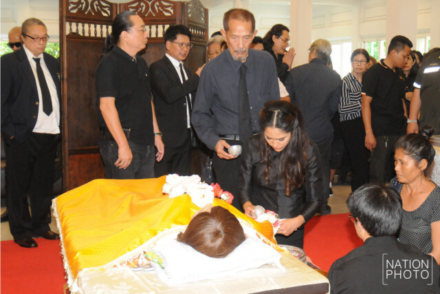 (ภาพชุด) ศิลปิน ดารา ร่วมรดน้ำศพ  #แหวนฐิติมา