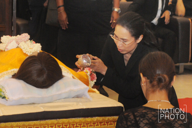 (ภาพชุด) ศิลปิน ดารา ร่วมรดน้ำศพ  #แหวนฐิติมา