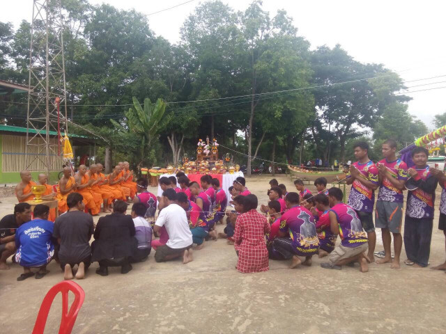 ชาวบ้านถวายเรือยาวเข้าพรรษา ปวารณาตน "เมาไม่พาย"