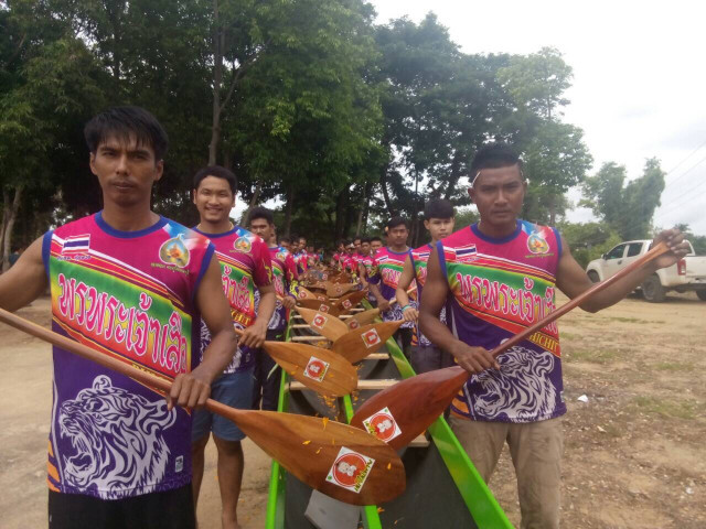 ชาวบ้านถวายเรือยาวเข้าพรรษา ปวารณาตน "เมาไม่พาย"