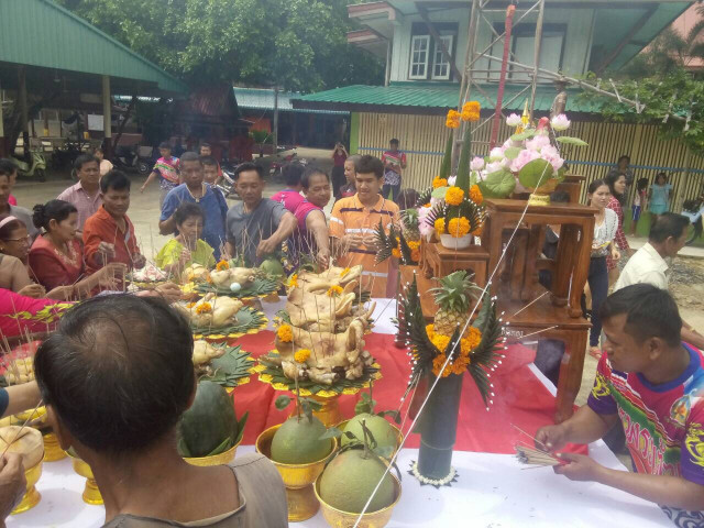 ชาวบ้านถวายเรือยาวเข้าพรรษา ปวารณาตน "เมาไม่พาย"