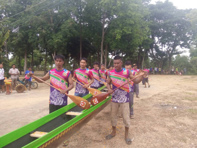 ชาวบ้านถวายเรือยาวเข้าพรรษา ปวารณาตน "เมาไม่พาย"