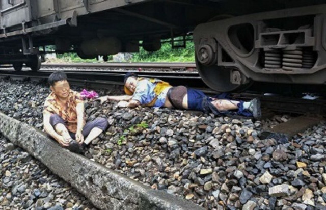 คนขับรถไฟเสียขาเพราะช่วยคนแก่ กำลังข้ามรางรถไฟ