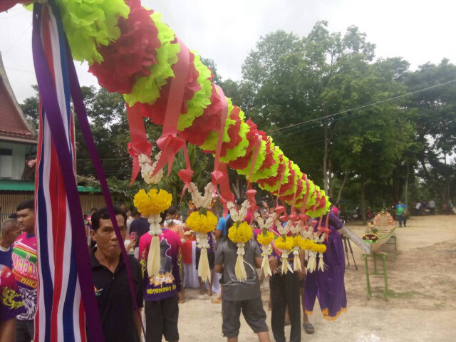 ชาวบ้านถวายเรือยาวเข้าพรรษา ปวารณาตน "เมาไม่พาย"