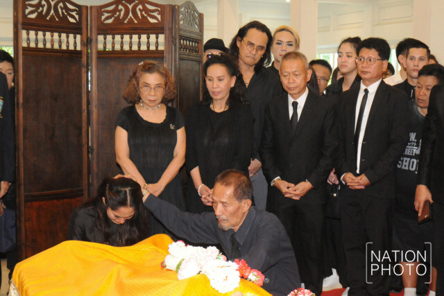 (ภาพชุด) ศิลปิน ดารา ร่วมรดน้ำศพ  #แหวนฐิติมา