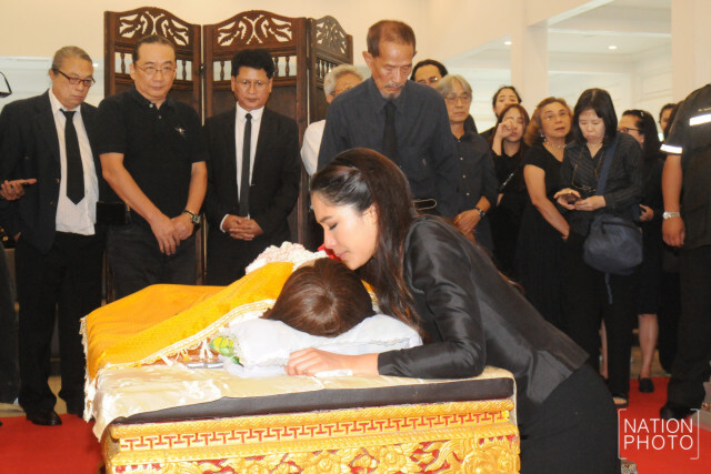 (ภาพชุด) ศิลปิน ดารา ร่วมรดน้ำศพ  #แหวนฐิติมา