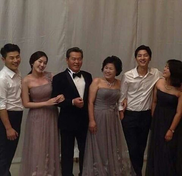 พ่อ "ซงจุงกิ" เผยคู่รักซงซง "หมั้น" แล้ว