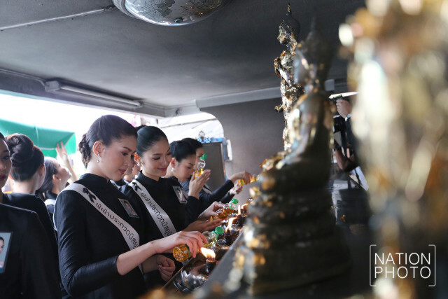 ผู้เข้าประกวดมิสยูนิเวิร์สไทยแลนด์ 2017 ขอพรศาลหลักเมืองเยี่ยมชมวัดพระแก้ว