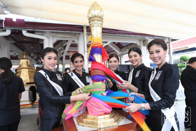 ผู้เข้าประกวดมิสยูนิเวิร์สไทยแลนด์ 2017 ขอพรศาลหลักเมืองเยี่ยมชมวัดพระแก้ว