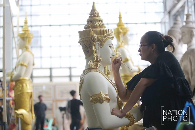 ความคืบหน้างานประติมากรรมและพระโกศจันทน์ประกอบพระเมรุมาศ