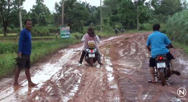 สุดทน! ชาวบ้านโคกสูง ปักดำนากลางถนนประชด
