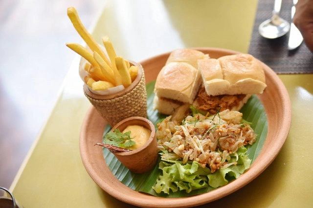 Metro on wireless  ร้านอาหารไทย สไตล์สตรีทฟู้ด โรงแรม อินดิโก้ กรุงเทพ ถนนวิทยุ