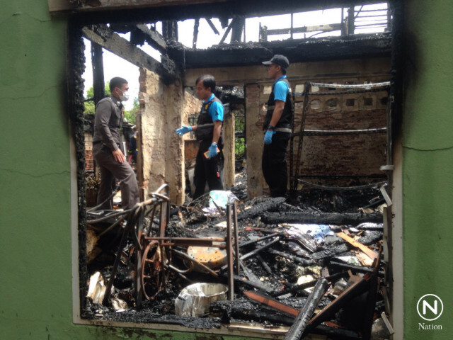 พฐ.ตรวจบ้านไฟไหม้คลอกคนแก่ 3 ศพ ยันต้นเพลิงเกิดห้องครัว เผยลูกหลานอยู่บ้านคนละหลังในซอยเดียวกัน