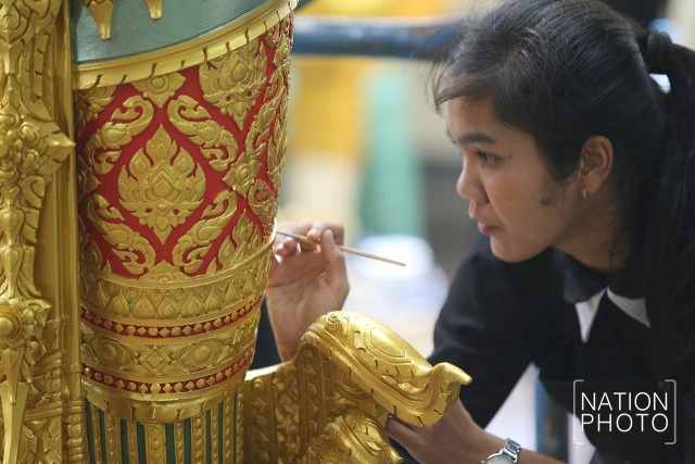 ความคืบหน้างานประติมากรรมและพระโกศจันทน์ประกอบพระเมรุมาศ