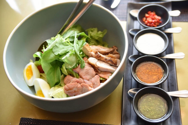 Metro on wireless  ร้านอาหารไทย สไตล์สตรีทฟู้ด โรงแรม อินดิโก้ กรุงเทพ ถนนวิทยุ